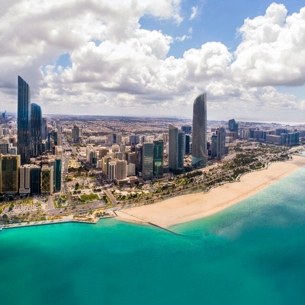 استكشاف المدن المجاورة لمدينة أبوظبي في رحلة لمدة يوم واحد