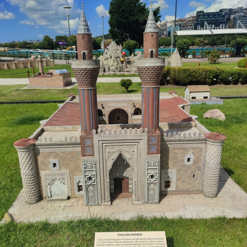 حديقة مينيا تورك ٤