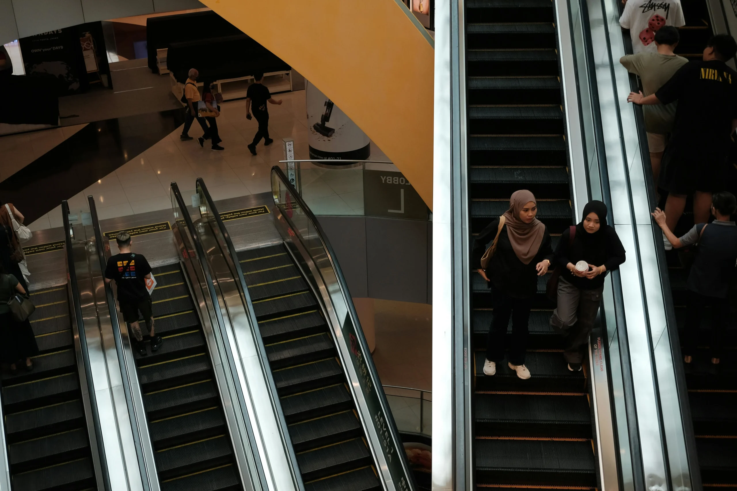 أشخاص يقومون بالتسوق في مولات مكة