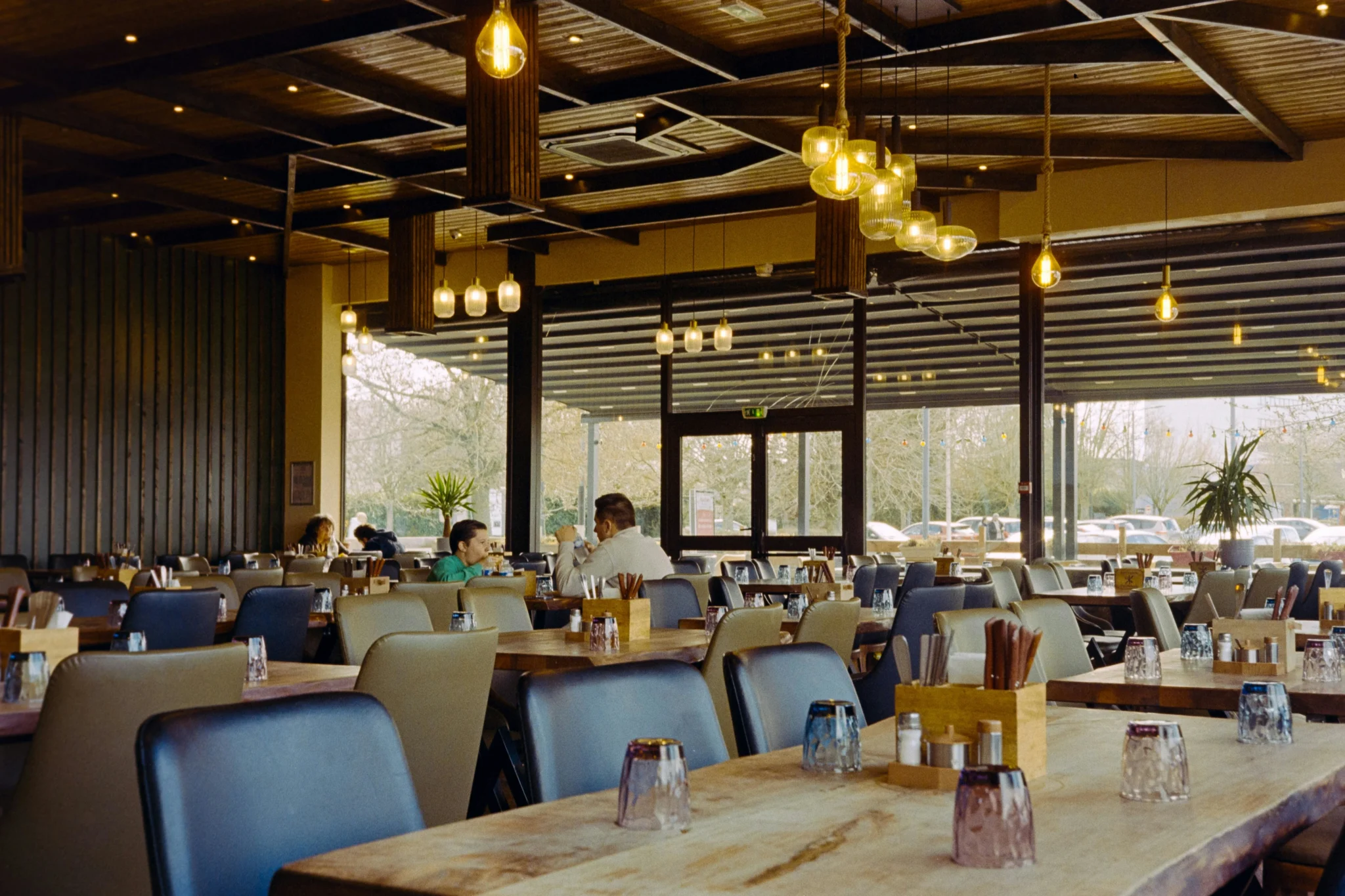 أشخاص يتناولون الطعام في مطعم من مطاعم المدينة المنورة