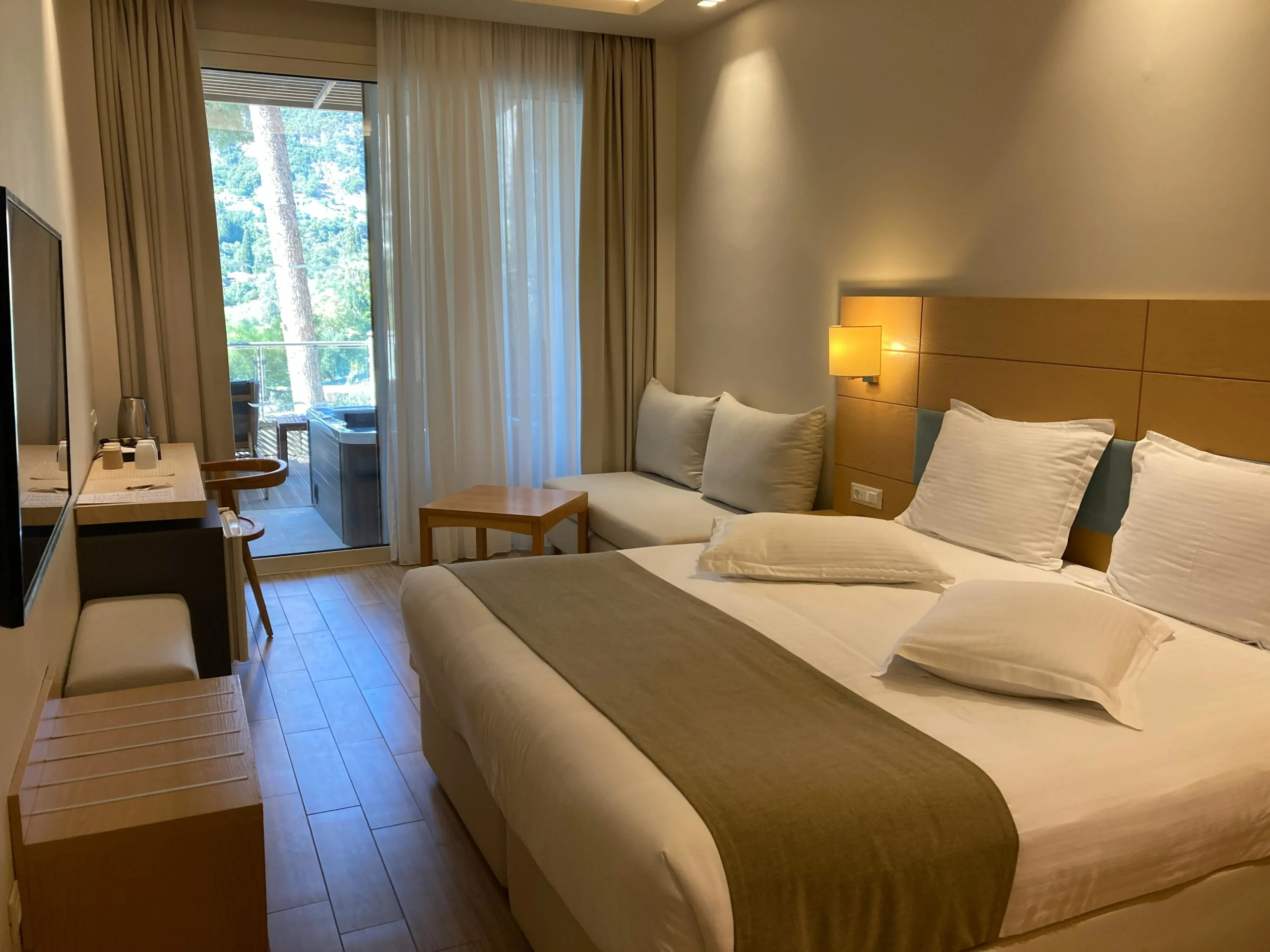 سرير في غرفة من فنادق مكة المكرمة