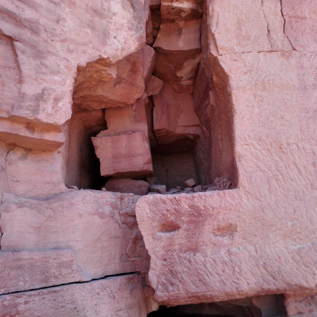 الخريبة “مقابر الأسود” و “محلب الناقة٣