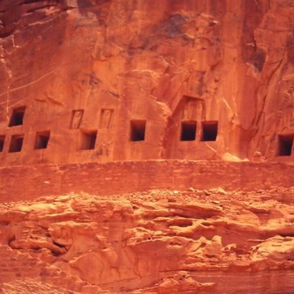 الخريبة “مقابر الأسود” و “محلب الناقة ٤