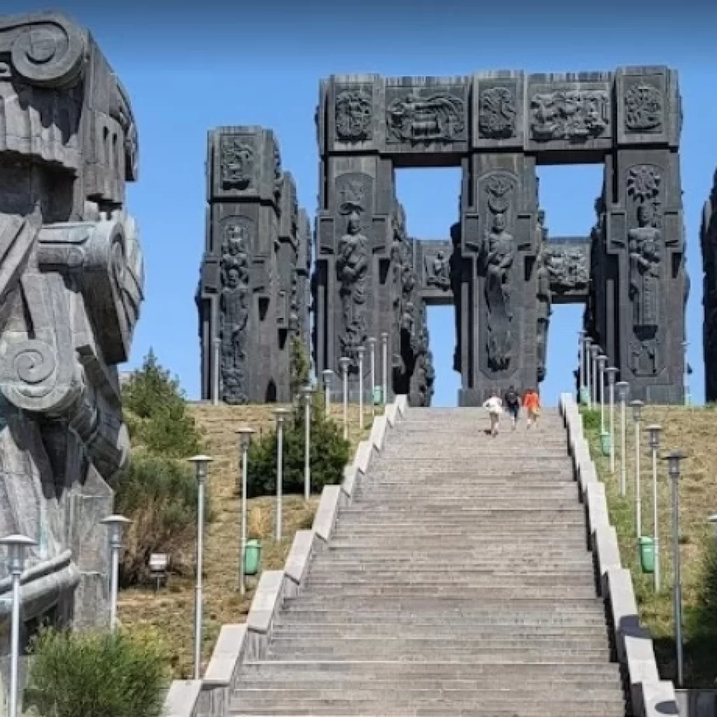 نصب ستونهنج تبليسي 3