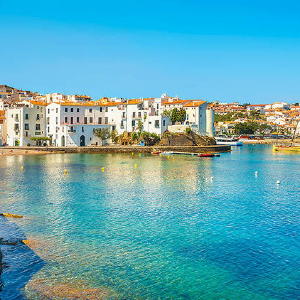 استكشاف المدن المجاورة لمدينة برشلونة في رحلة لمدة يوم واحد