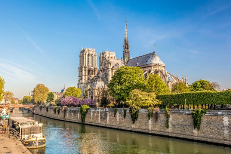 أهم المعالم السياحية الدينية في مدينة باريس