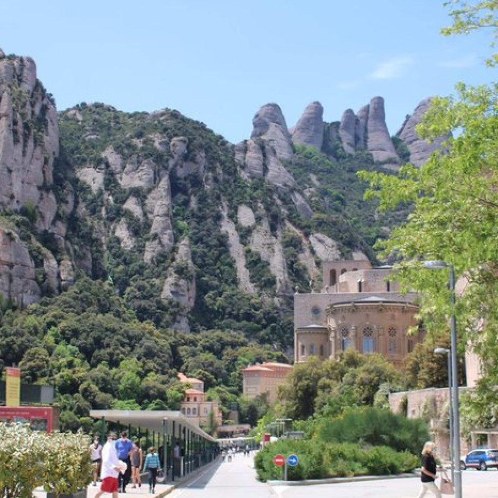 رحلة من مدينة برشلونة إلى مدينة مونتسيرات