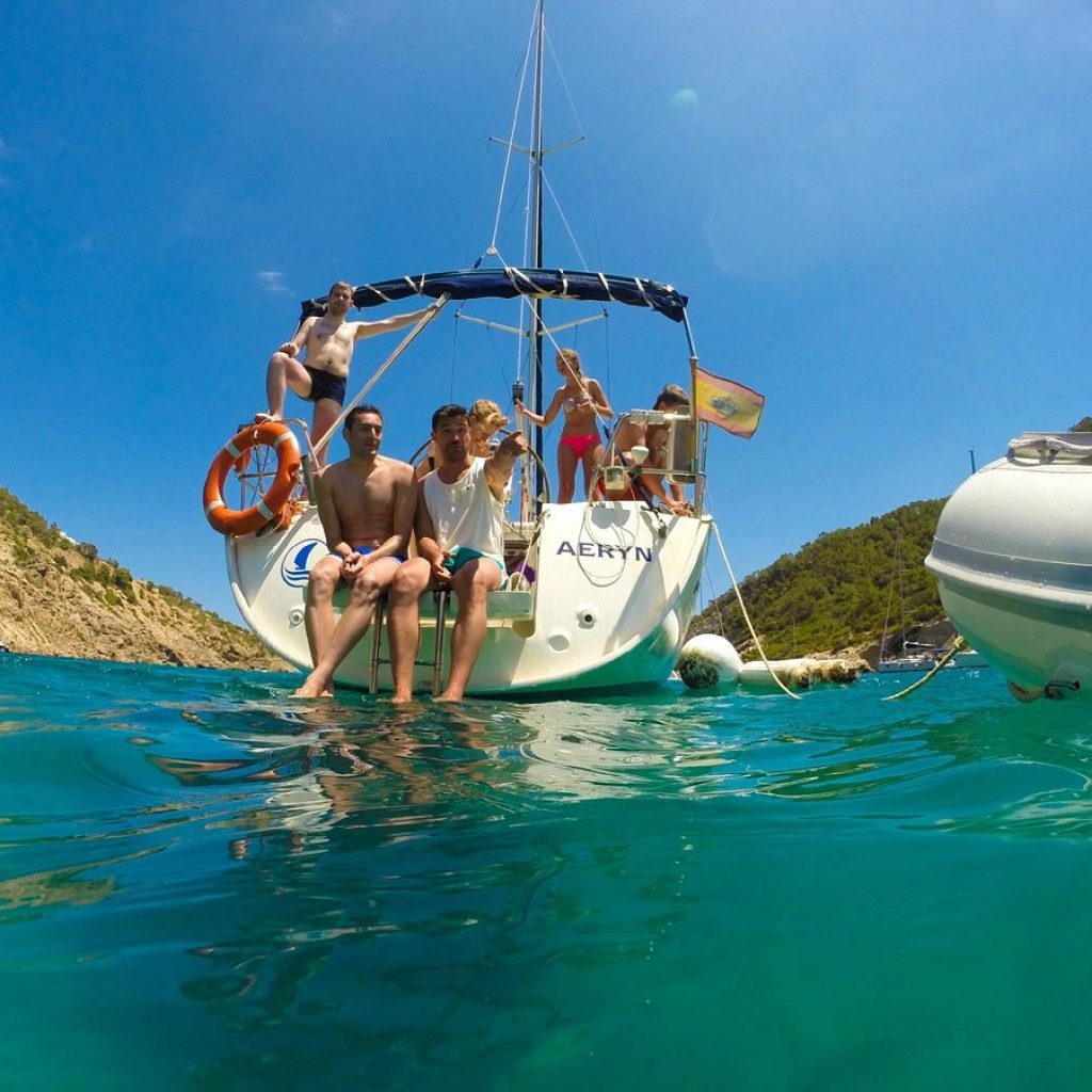 رحلة بحرية بالقارب