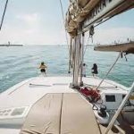 رحلة بحرية بالقارب