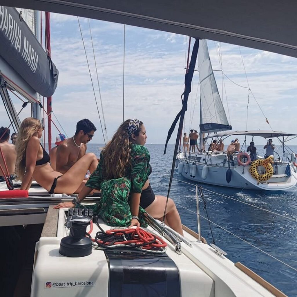 رحلة بحرية بالقارب