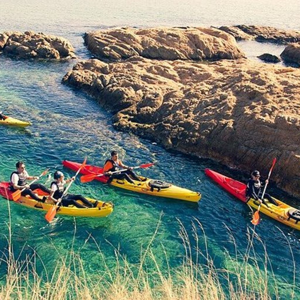 رحلة بحرية بالقارب