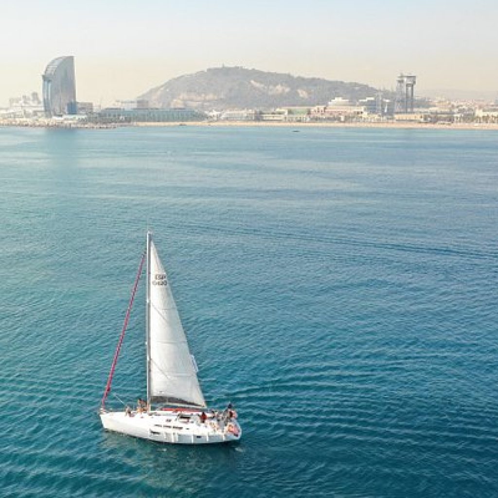 رحلة بحرية بالقارب