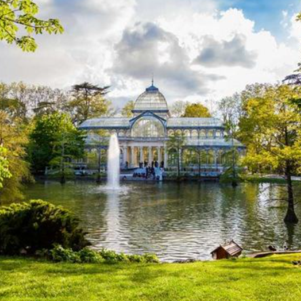 قصر الكريستال أو بلاسيو دي كريستال. ١