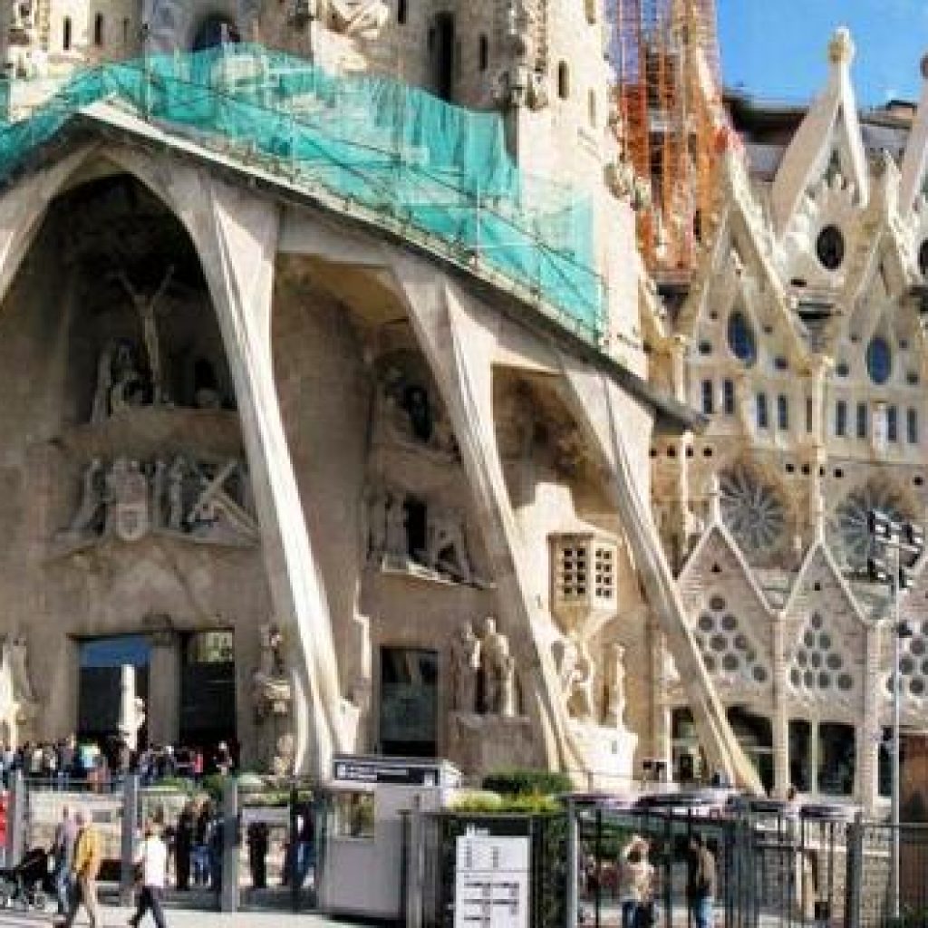 كنيسة ساغرادا فاميليا