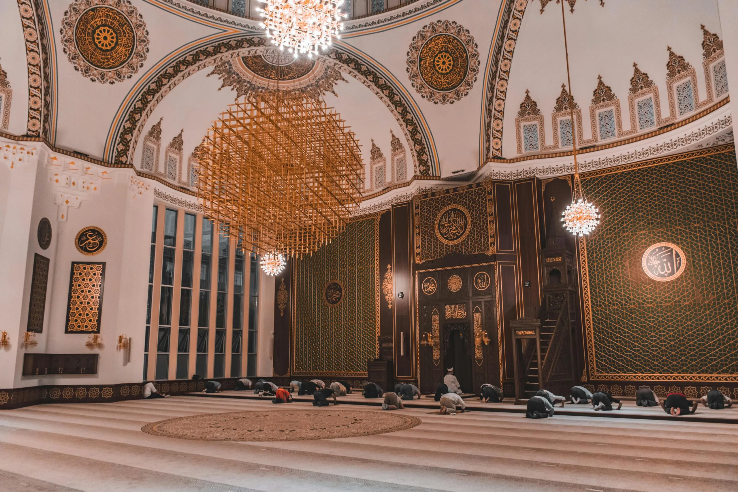 امرأة تشرب الماء في مطعم في الرياض