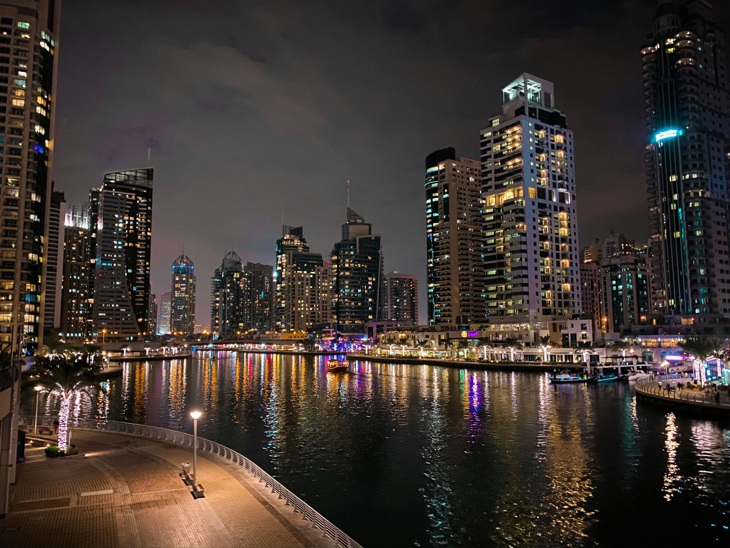 مباني دبي ليلًا