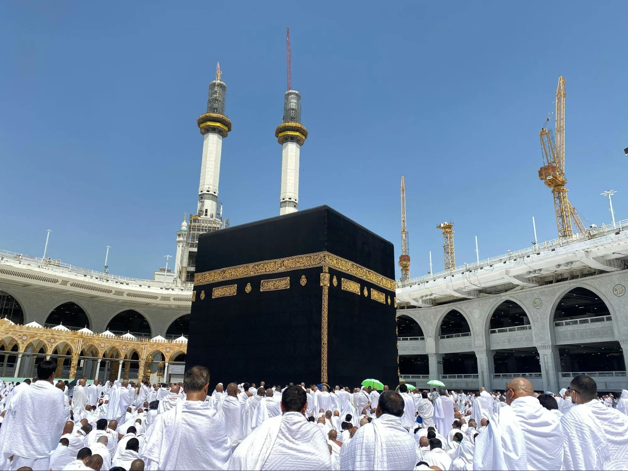الحجاج عند الكعبة المشرفة