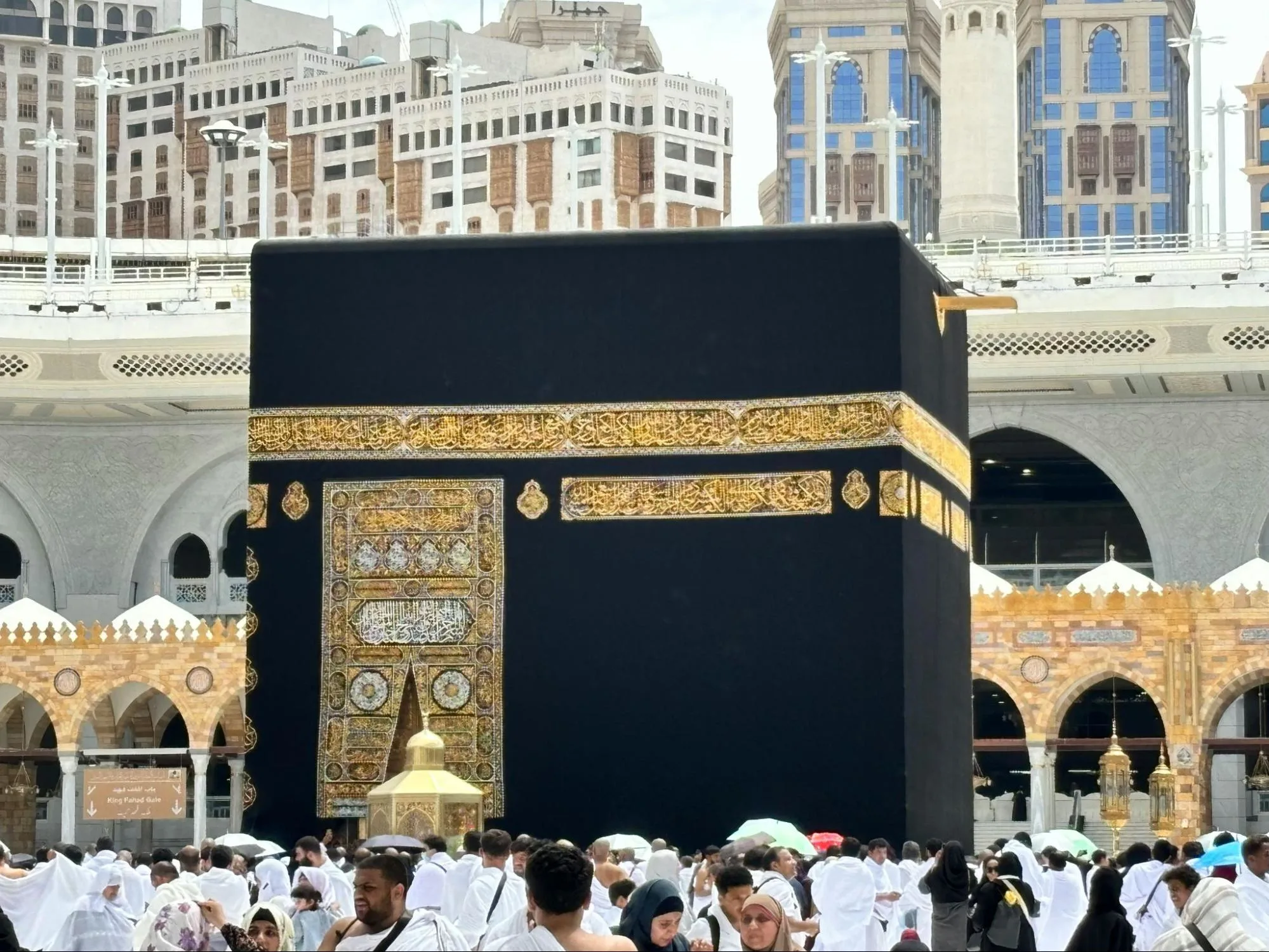  تجمع الحجاج حول الكعبة المشرفة في مكة المكرمة