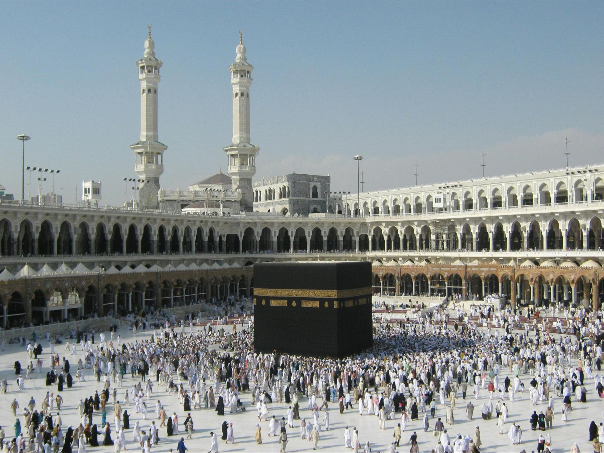  حشود من المعتمرين يؤدون مناسك العمرة حول الكعبة المشرفة
