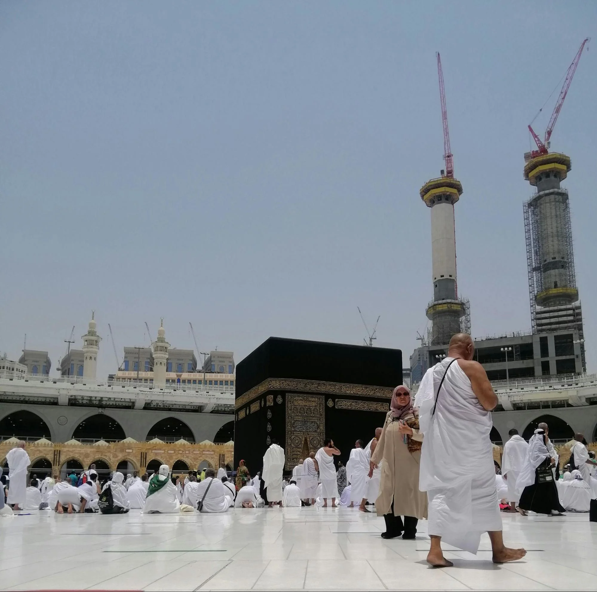 المعتمرون عند الكعبة المشرفة