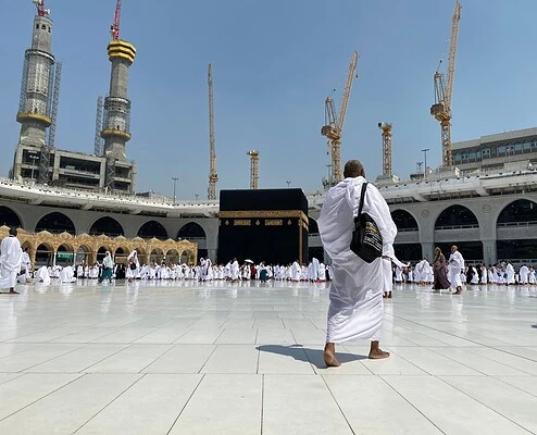 الطواف في صحن الكعبة